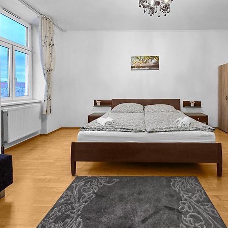 Spacious Three-Bedroom, Three King-Size Beds Vienna Exterior photo