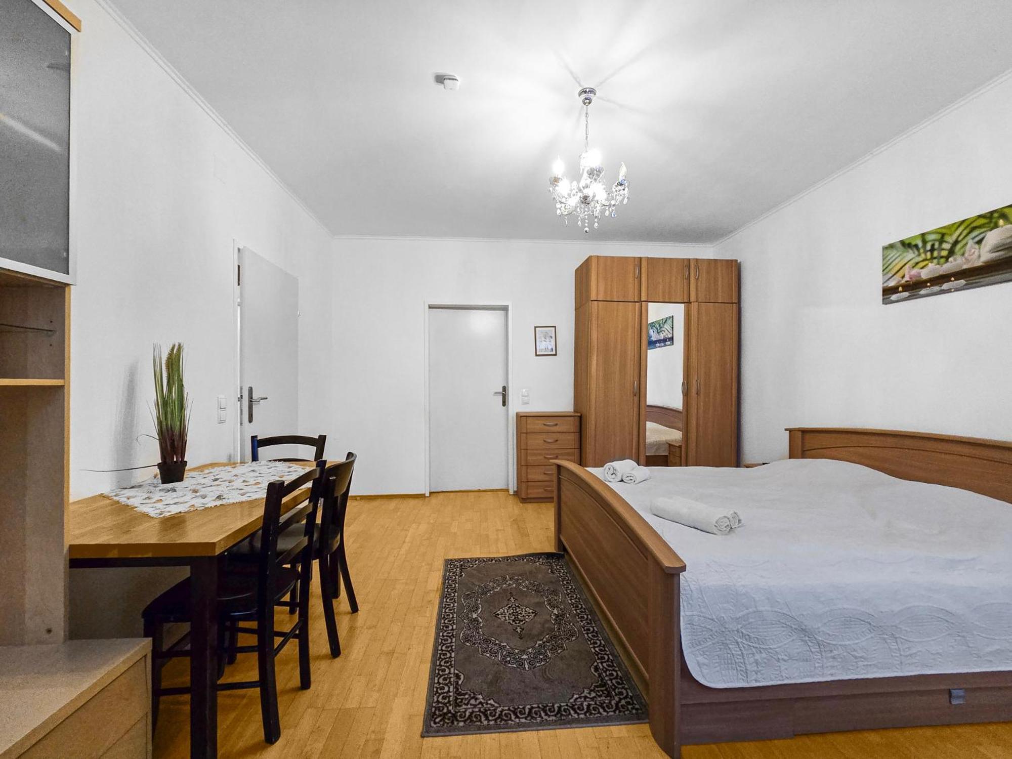 Spacious Three-Bedroom, Three King-Size Beds Vienna Exterior photo